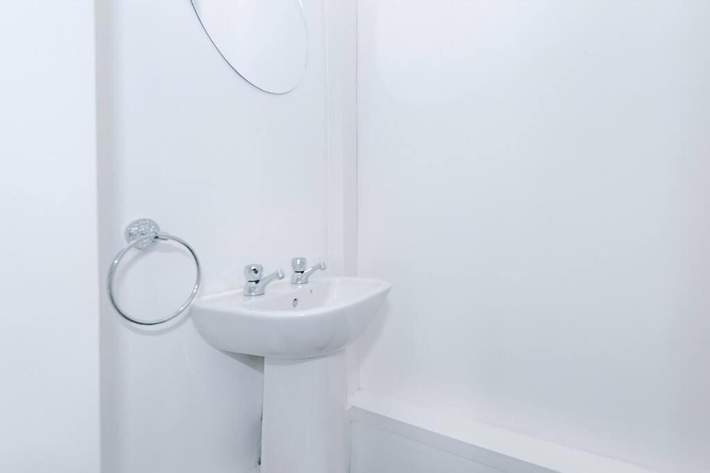 Long Term Offers Message For Prices Sleeps 6 Adults, Contractors, Relocators, Travellers Halifax Exterior foto